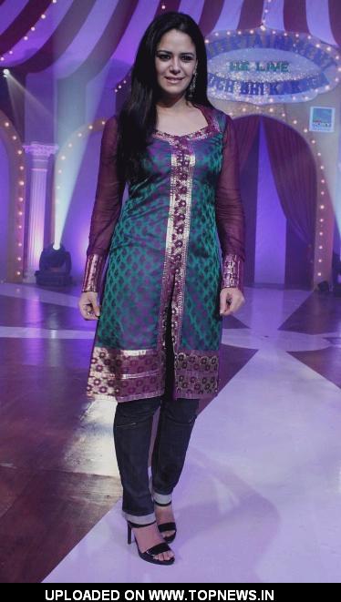 Mona Singh On The Set of "Entertainment Ke Liye Kuch Bhi Karega"